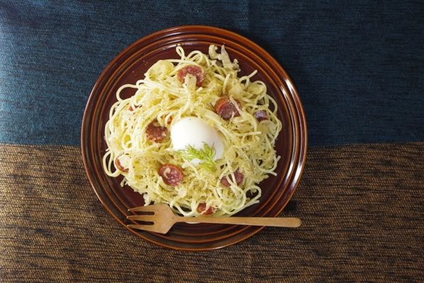 《泉州キャベツのザワークラフト》とサラミのパスタ