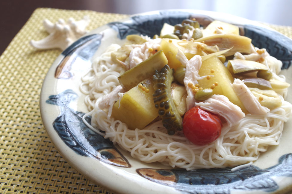 《7種野菜の冷やしピクルス》のサラダ素麺